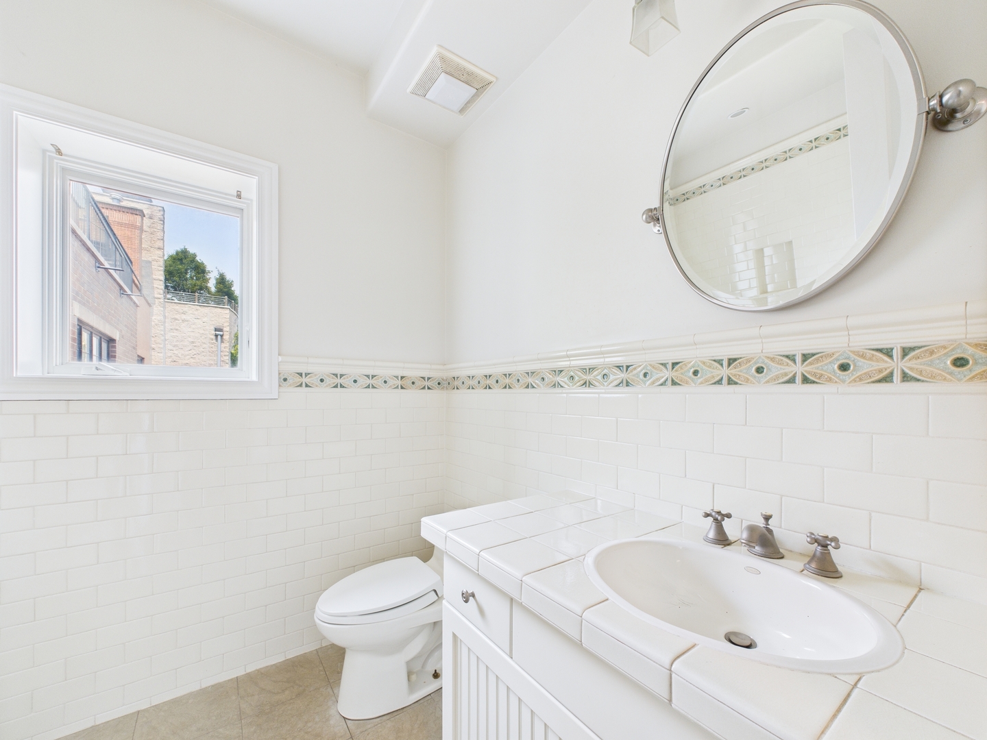1242 W Dickens Avenue, Chicago, IL 60614