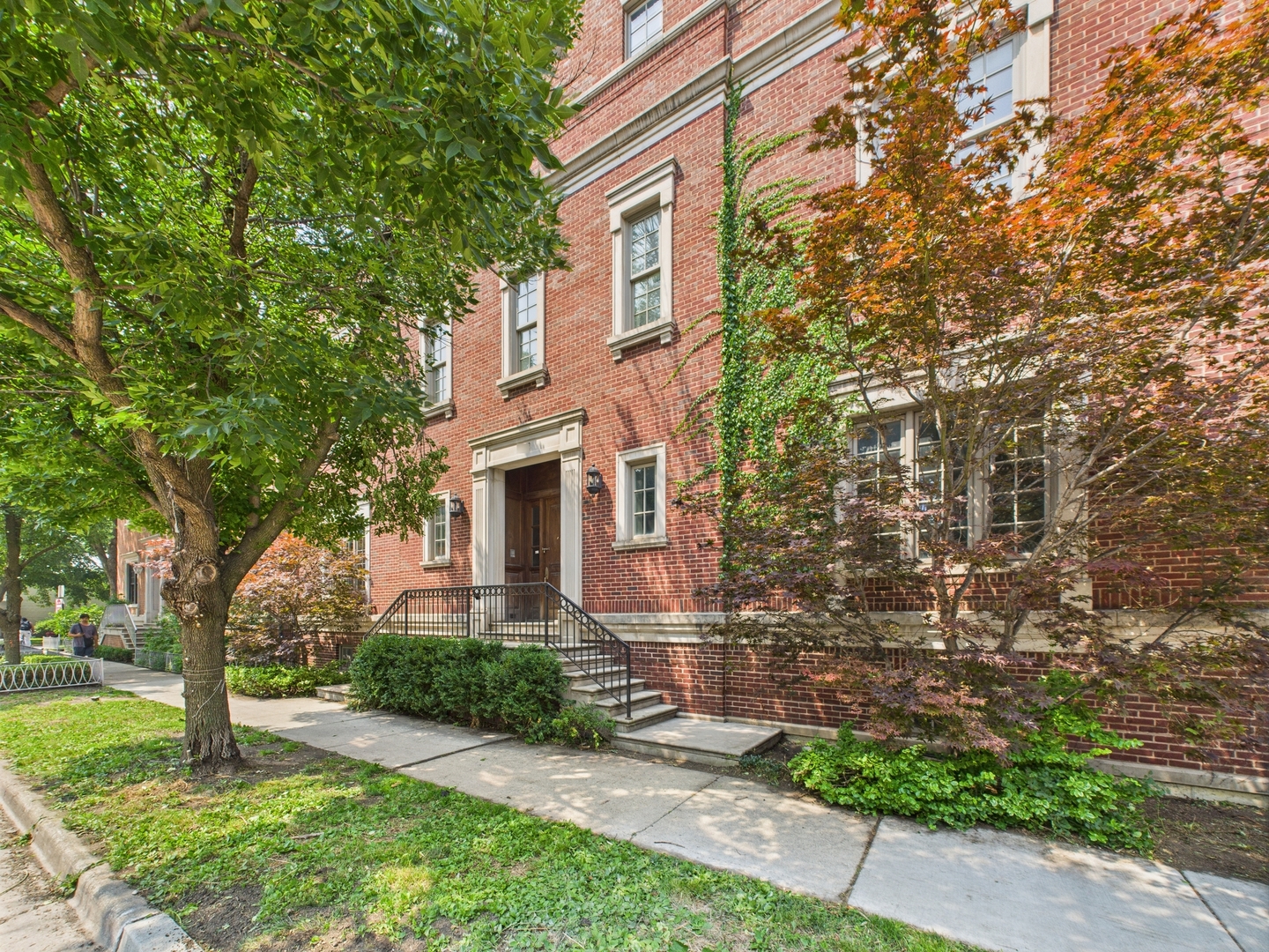 1242 W Dickens Avenue, Chicago, IL 60614