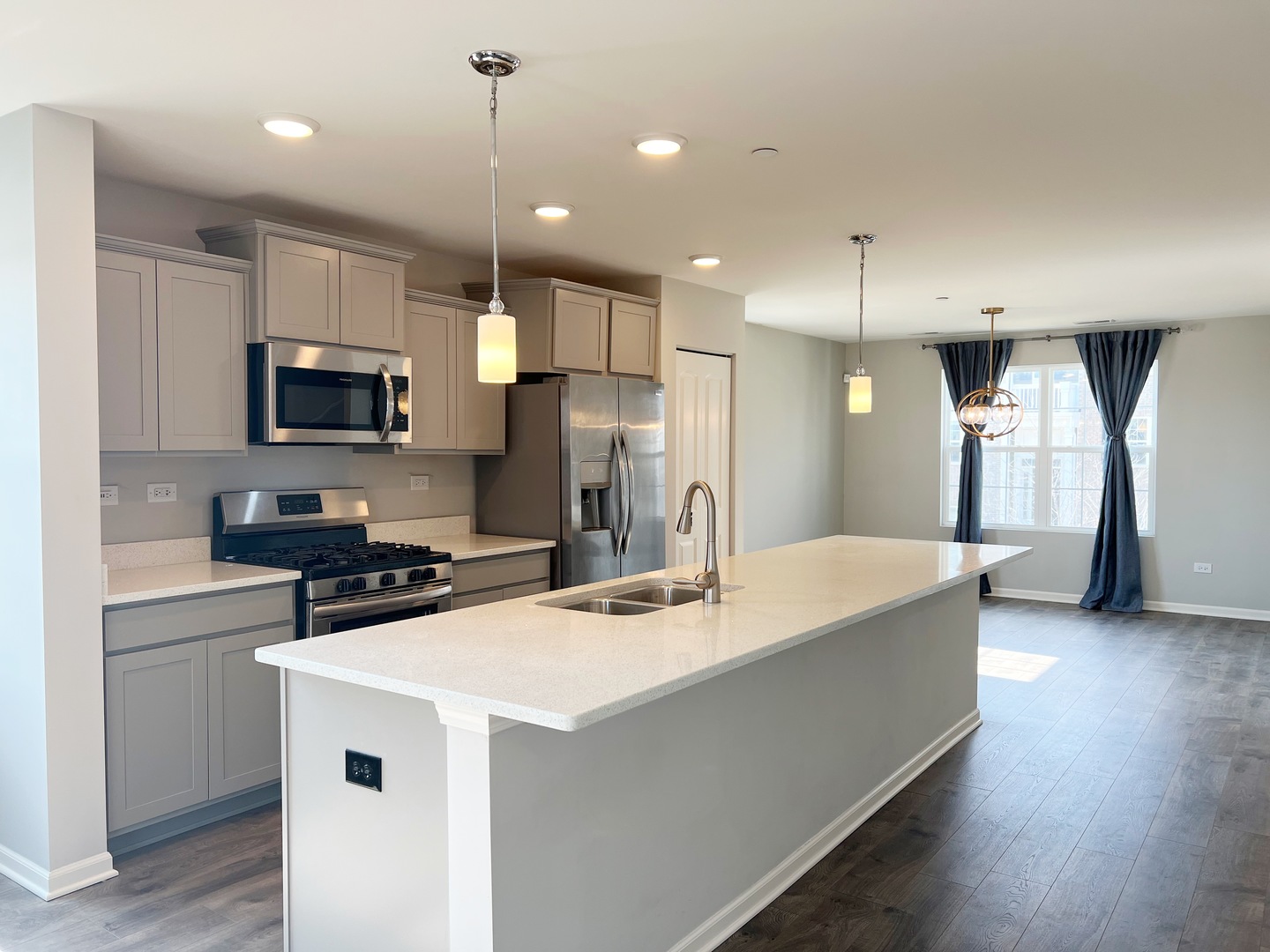 901 Bradford Drive, Naperville, IL 60563