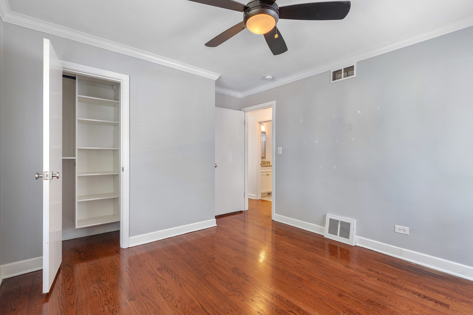 17 N Pine Street, Mount Prospect, IL 60056