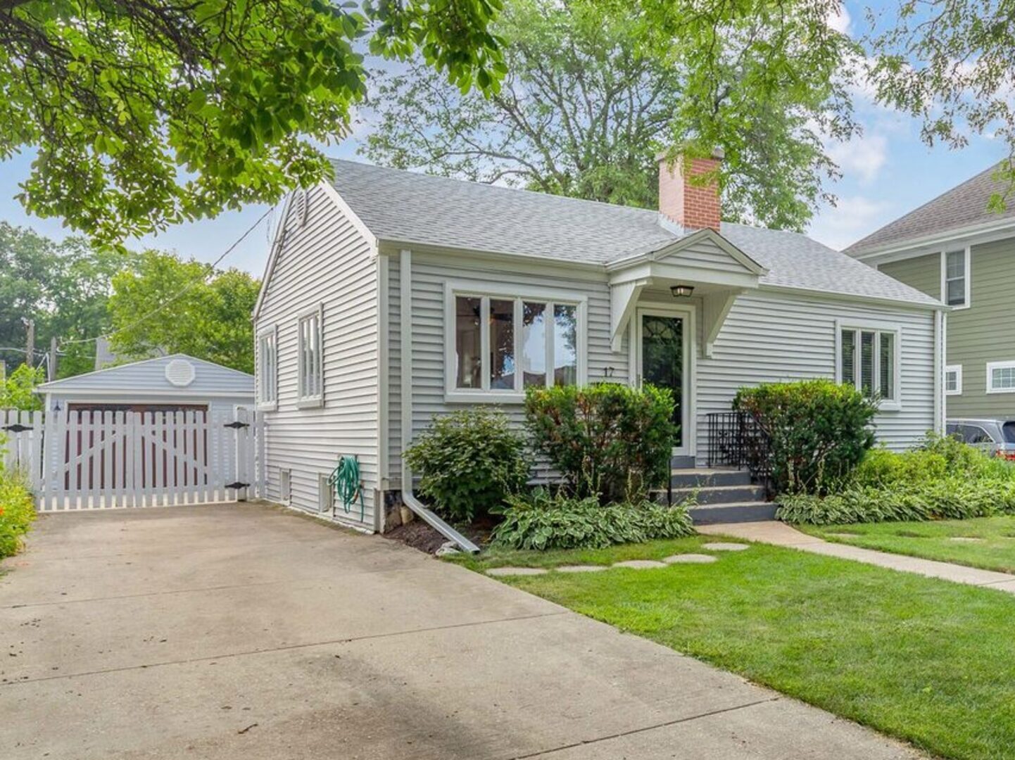 17 N Pine Street, Mount Prospect, IL 60056