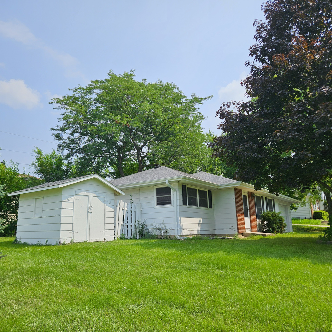 2308 E Sand Lake Road, Lindenhurst, IL 60046