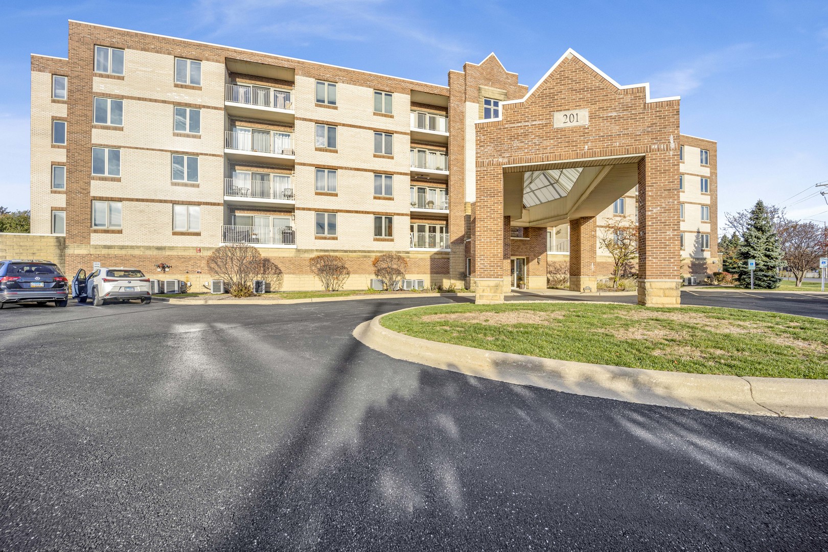 201 W Brush Hill Road #103, Elmhurst, IL 60126