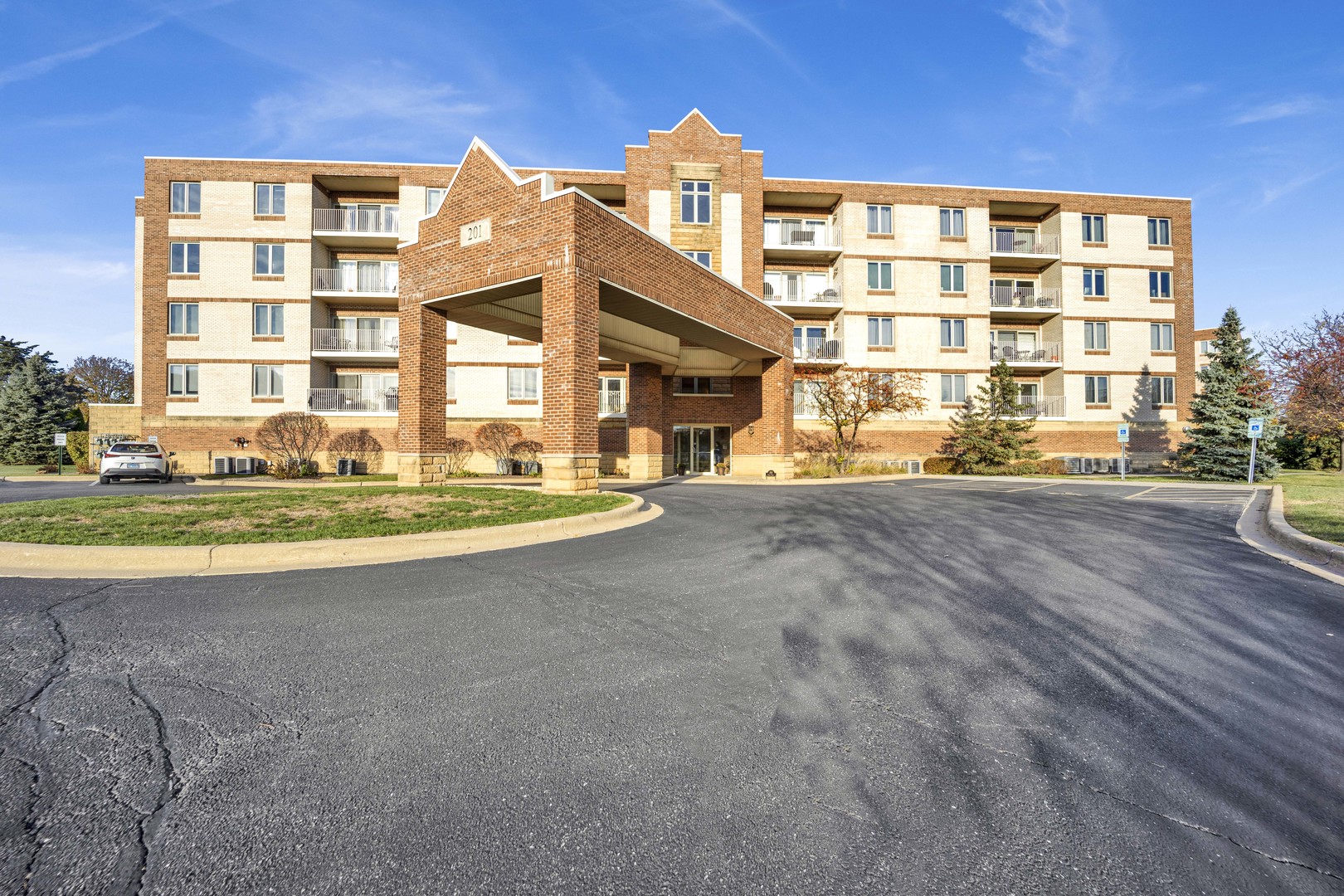 201 W Brush Hill Road #103, Elmhurst, IL 60126