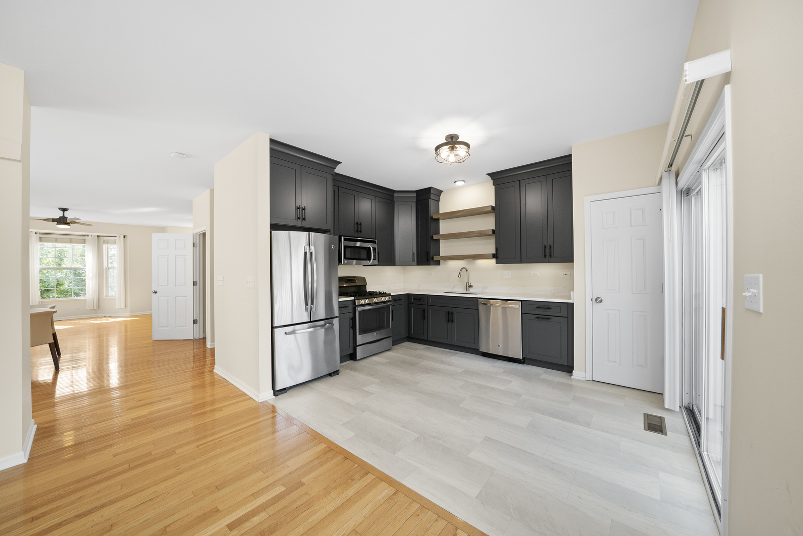 111 Rachel Avenue #406E, Willow Springs, IL 60480