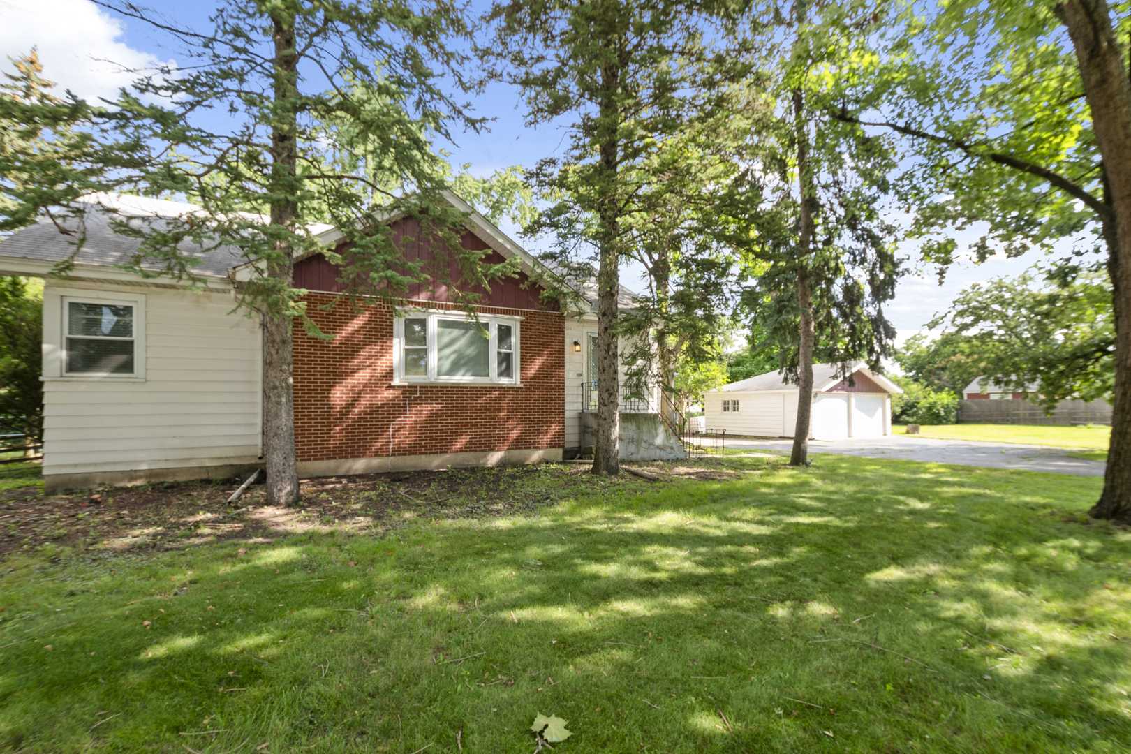 8459 S 85th Court, Hickory Hills, IL 60457