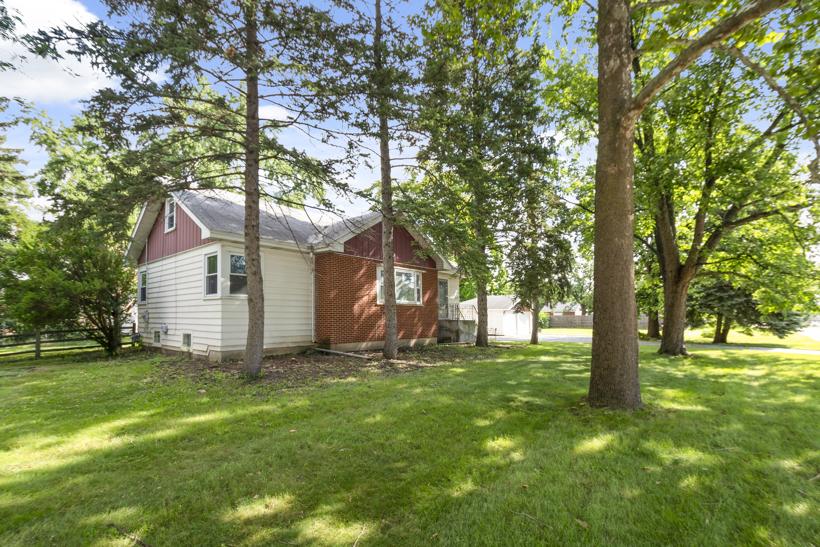 8459 S 85th Court, Hickory Hills, IL 60457