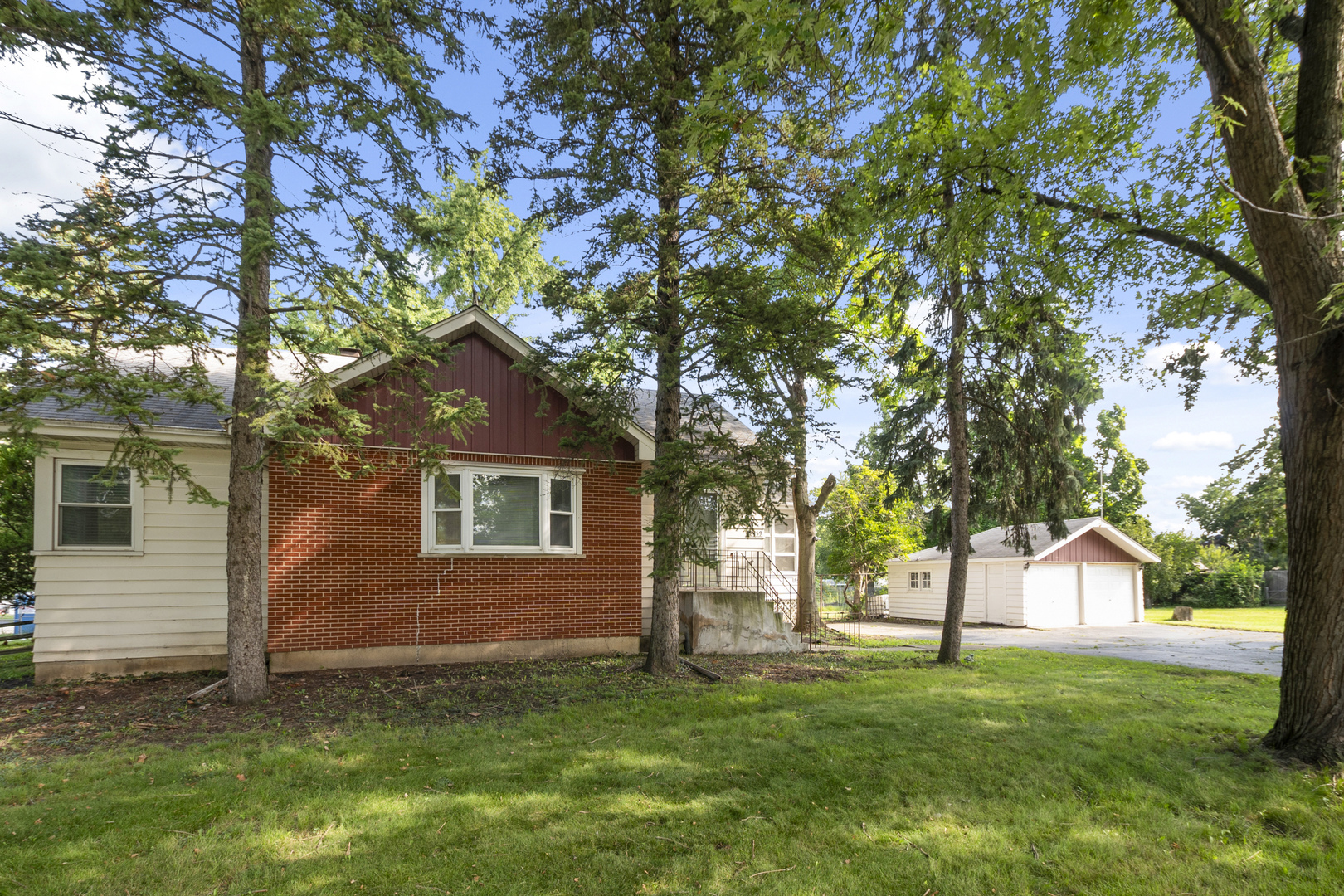 8459 S 85th Court, Hickory Hills, IL 60457