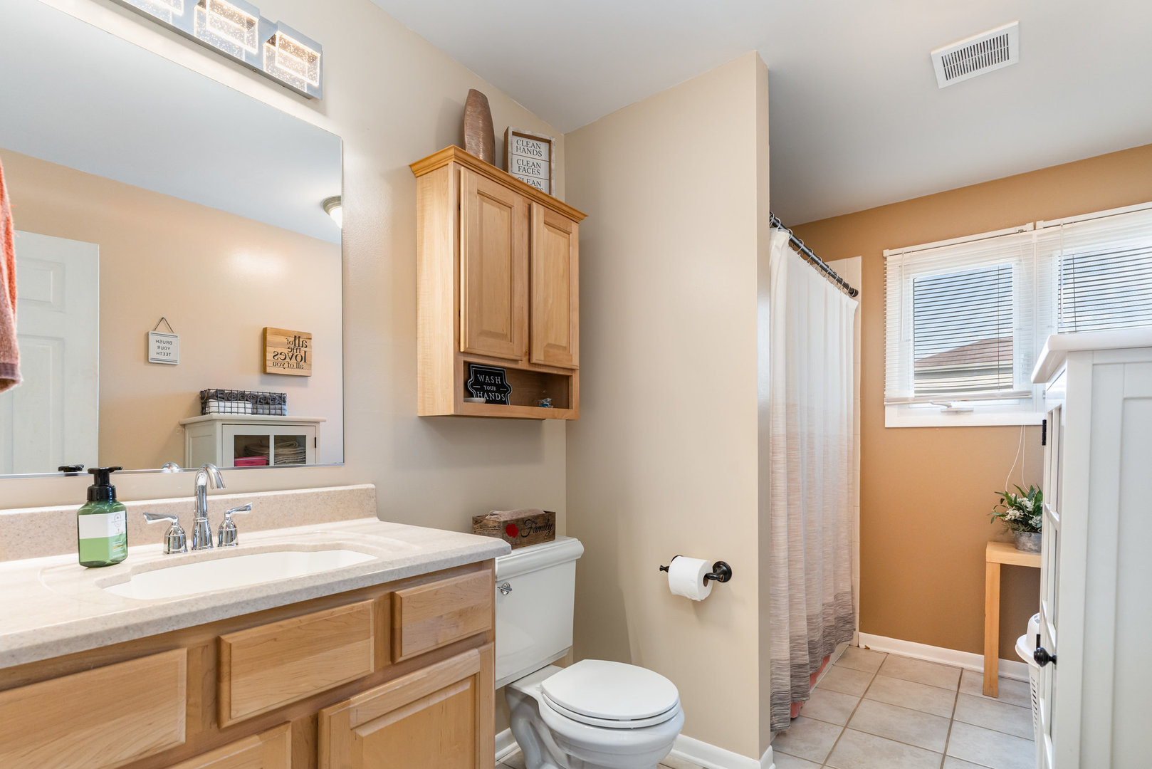 8901 Leslie Drive, Orland Hills, IL 60487