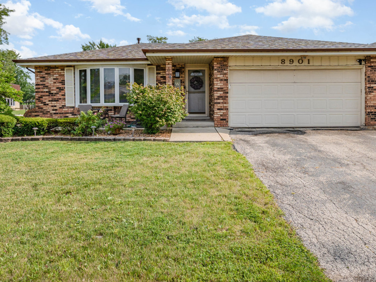 8901 Leslie Drive, Orland Hills, IL 60487
