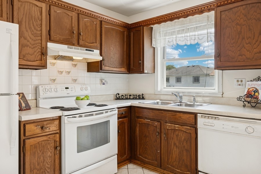 717 N Lakeside Drive, Vernon Hills, IL 60061