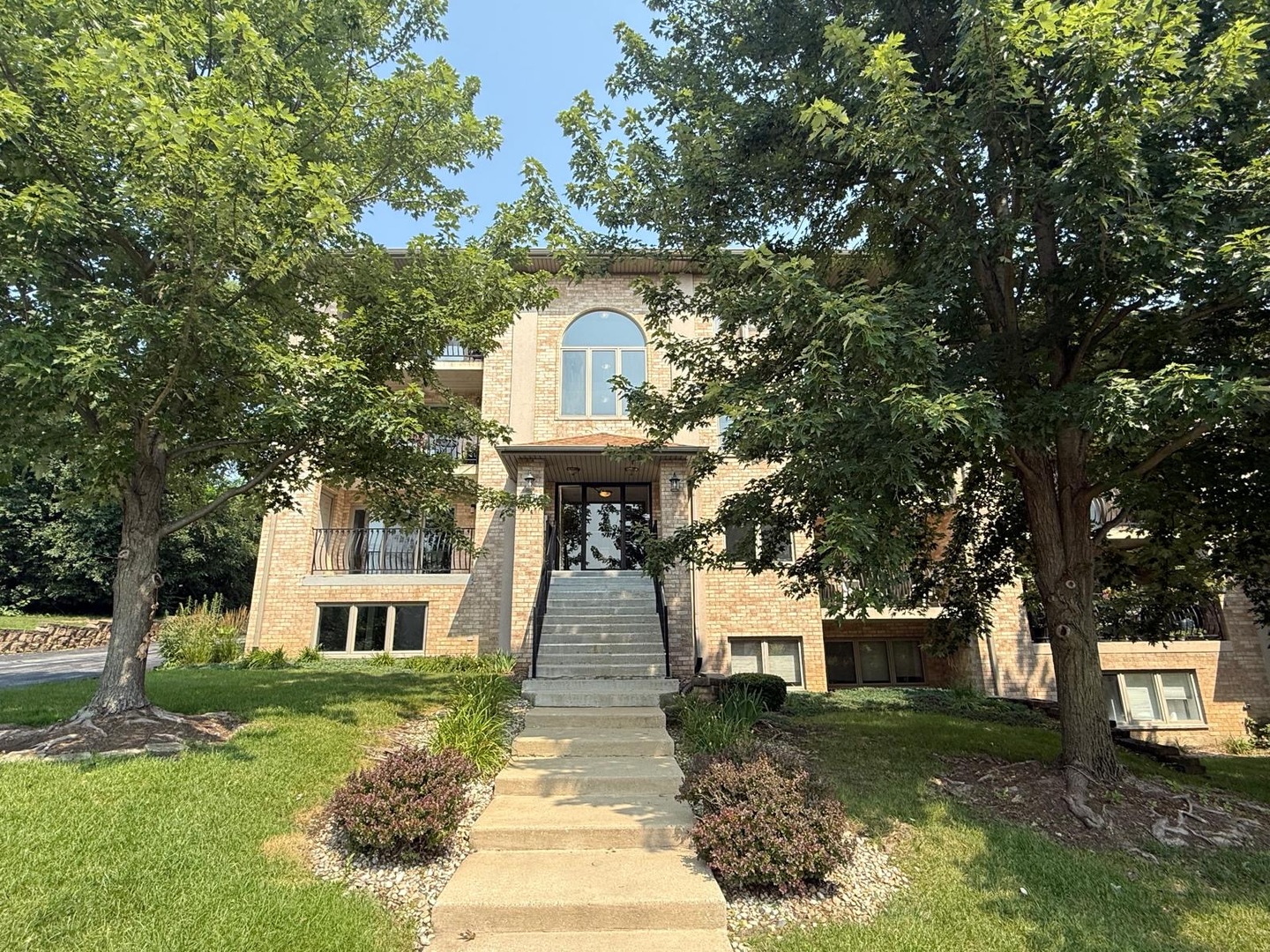 4401 Pershing Avenue #1N, Downers Grove, IL 60515