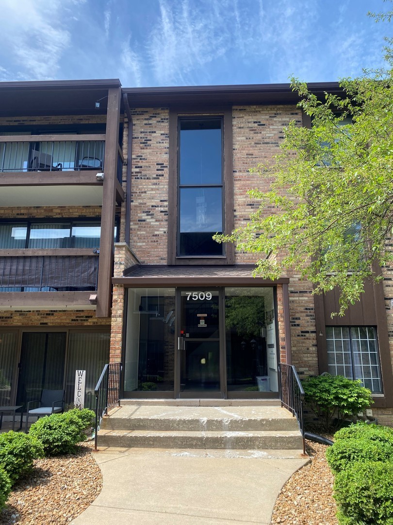7509 175th Street #233, Tinley Park, IL 60477
