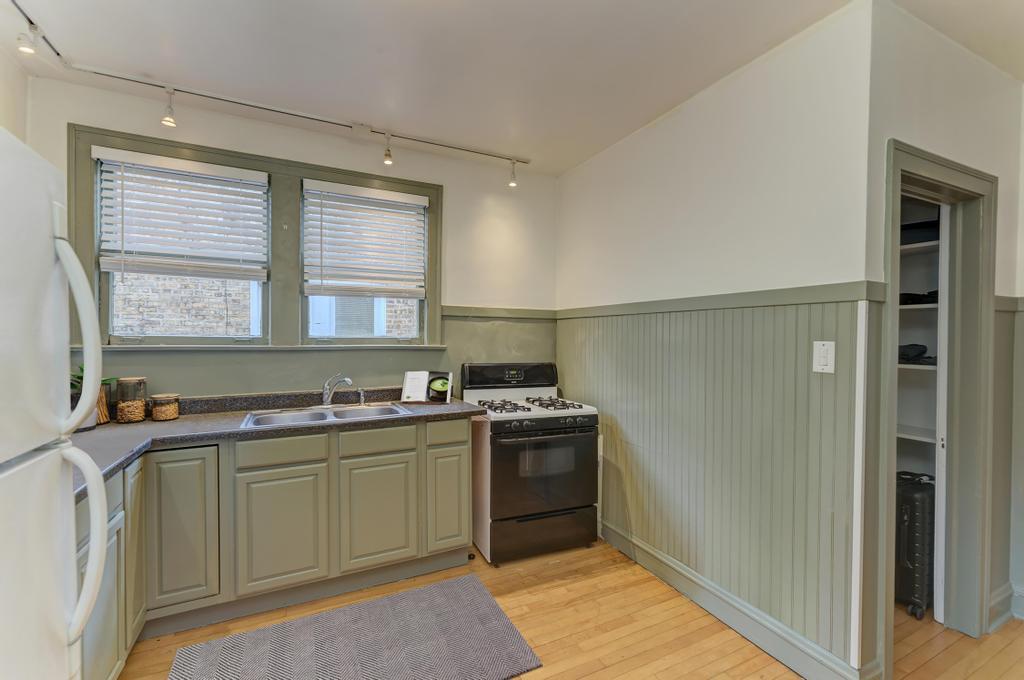 6738 N Rockwell Street #2, Chicago, IL 60645