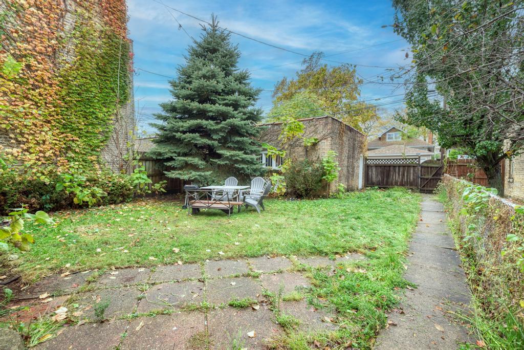 6738 N Rockwell Street #2, Chicago, IL 60645