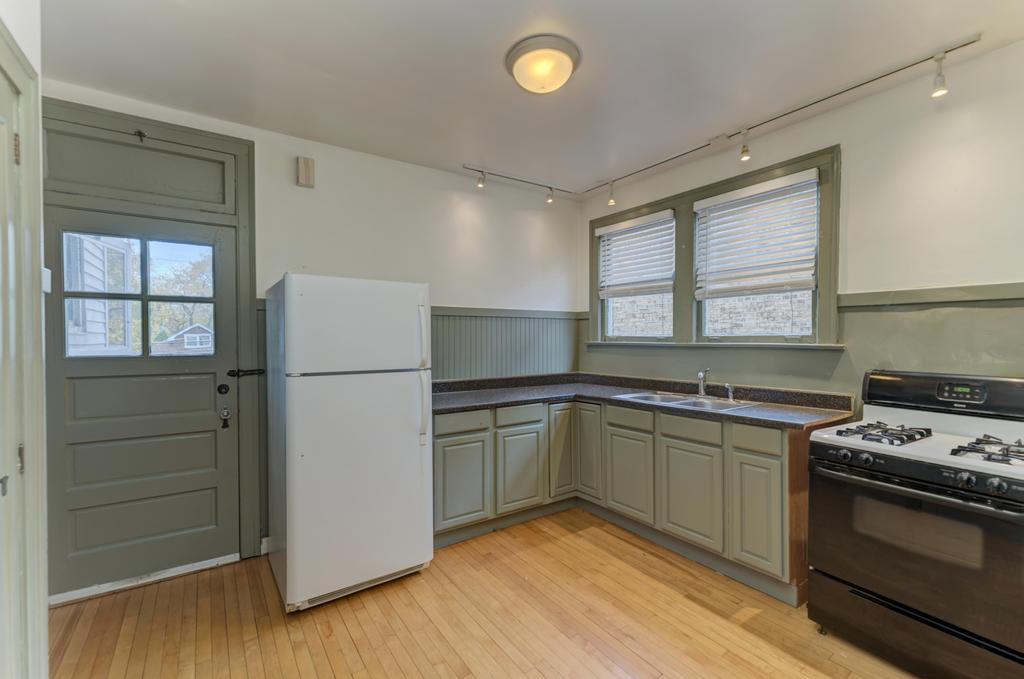 6738 N Rockwell Street #2, Chicago, IL 60645