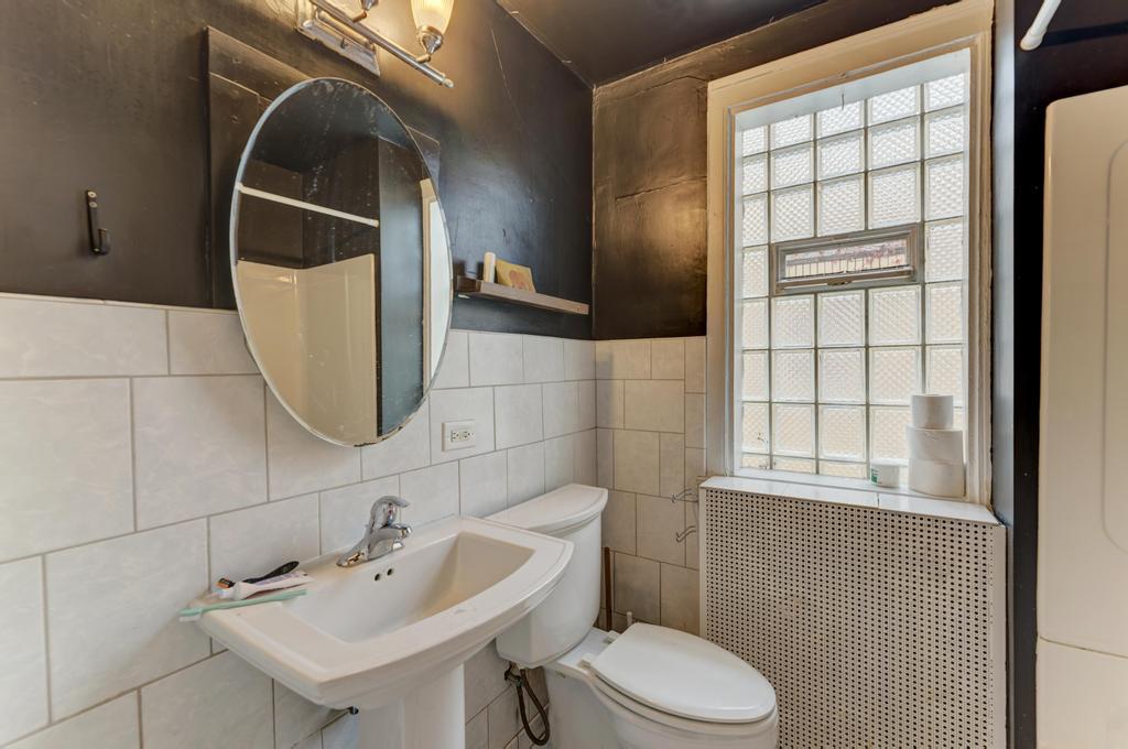 6738 N Rockwell Street #2, Chicago, IL 60645