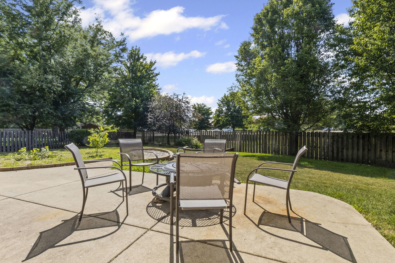 1083 COUNTRY GLEN Lane, Carol Stream, IL 60188