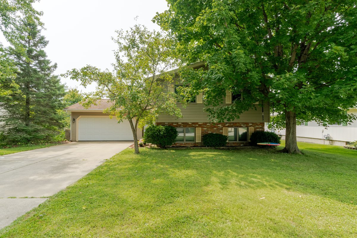 2207 Woodhavens Drive, Bloomington, IL 61701
