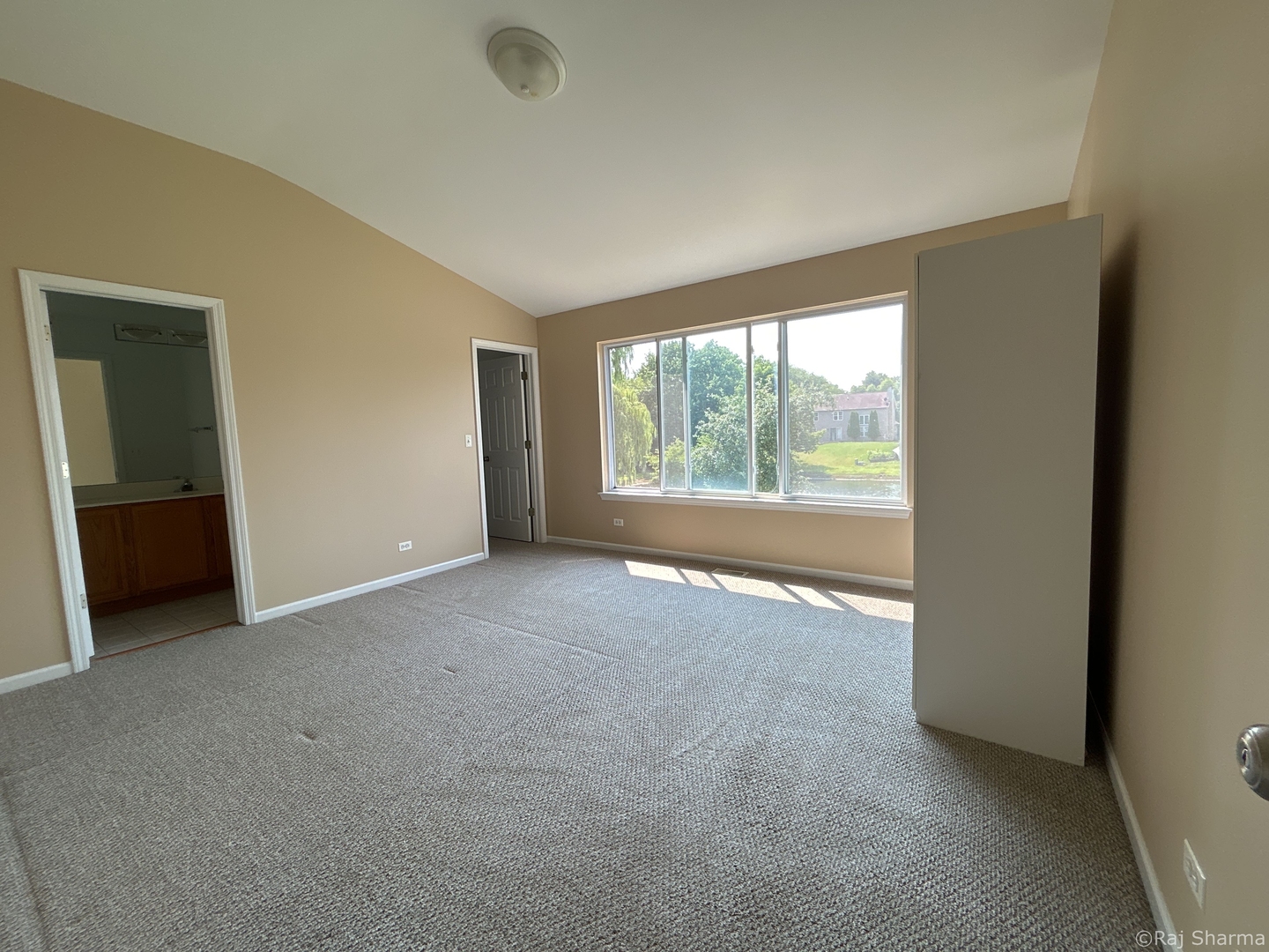 910 S West Avenue, Waukegan, IL 60085
