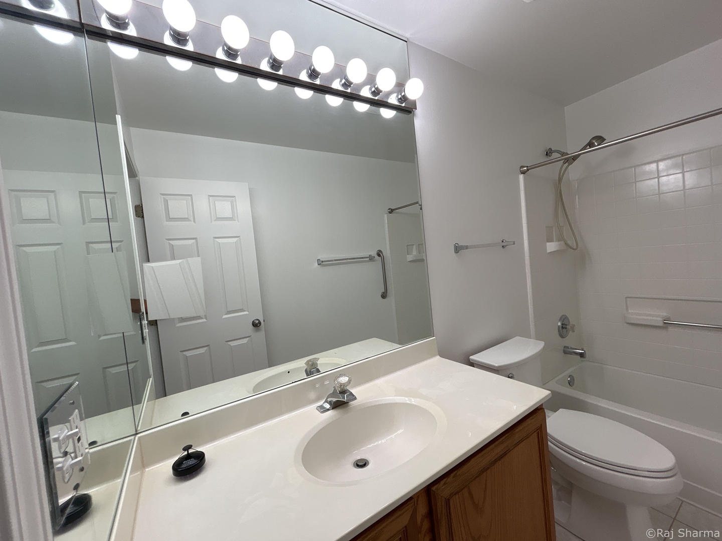 910 S West Avenue, Waukegan, IL 60085