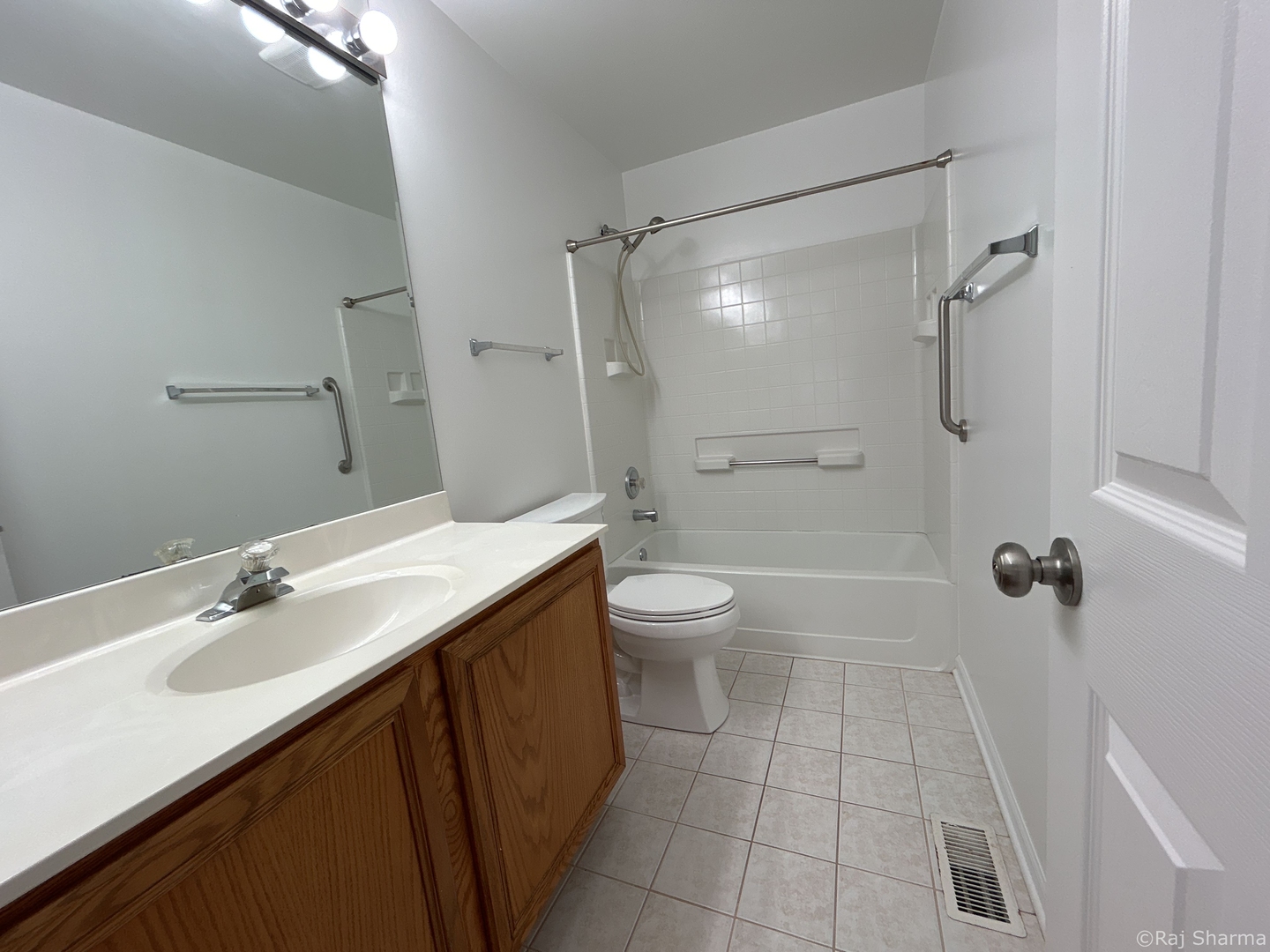 910 S West Avenue, Waukegan, IL 60085