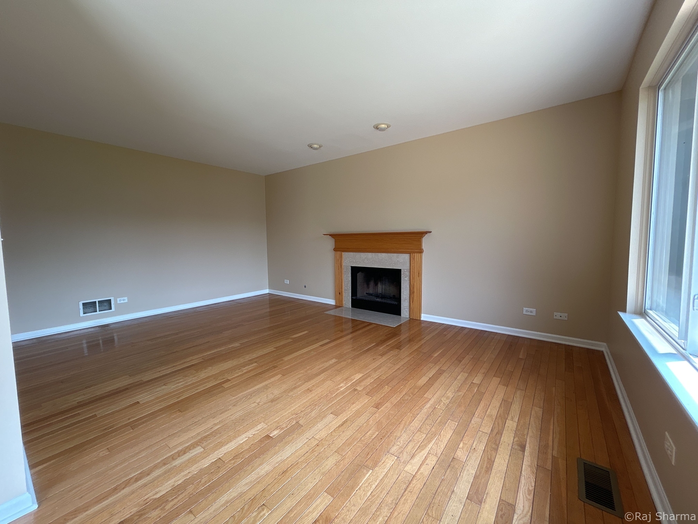 910 S West Avenue, Waukegan, IL 60085