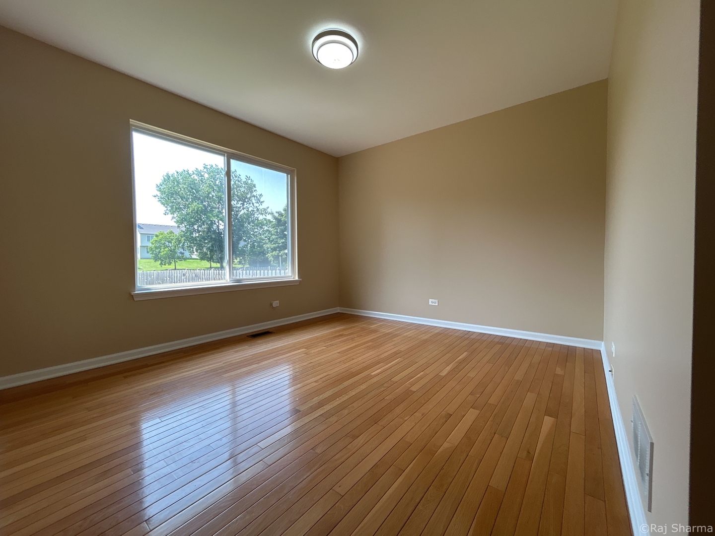 910 S West Avenue, Waukegan, IL 60085