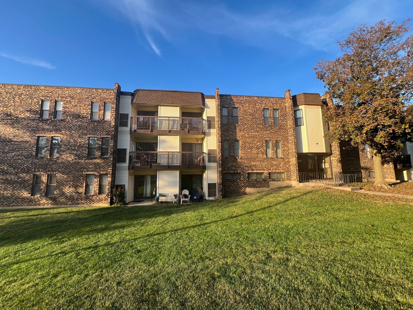 2263 Country Club Drive #12, Woodridge, IL 60517