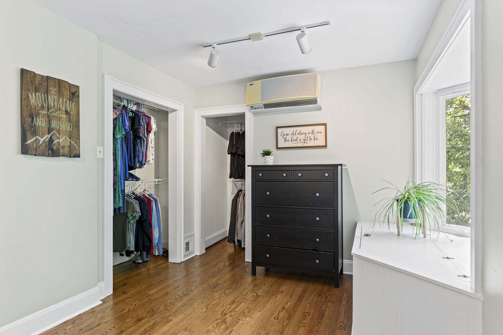 841 N Madison Street, Woodstock, IL 60098
