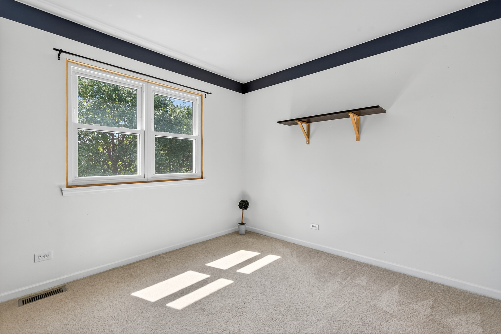 4 Farmington Court, Lake In The Hills, IL 60156
