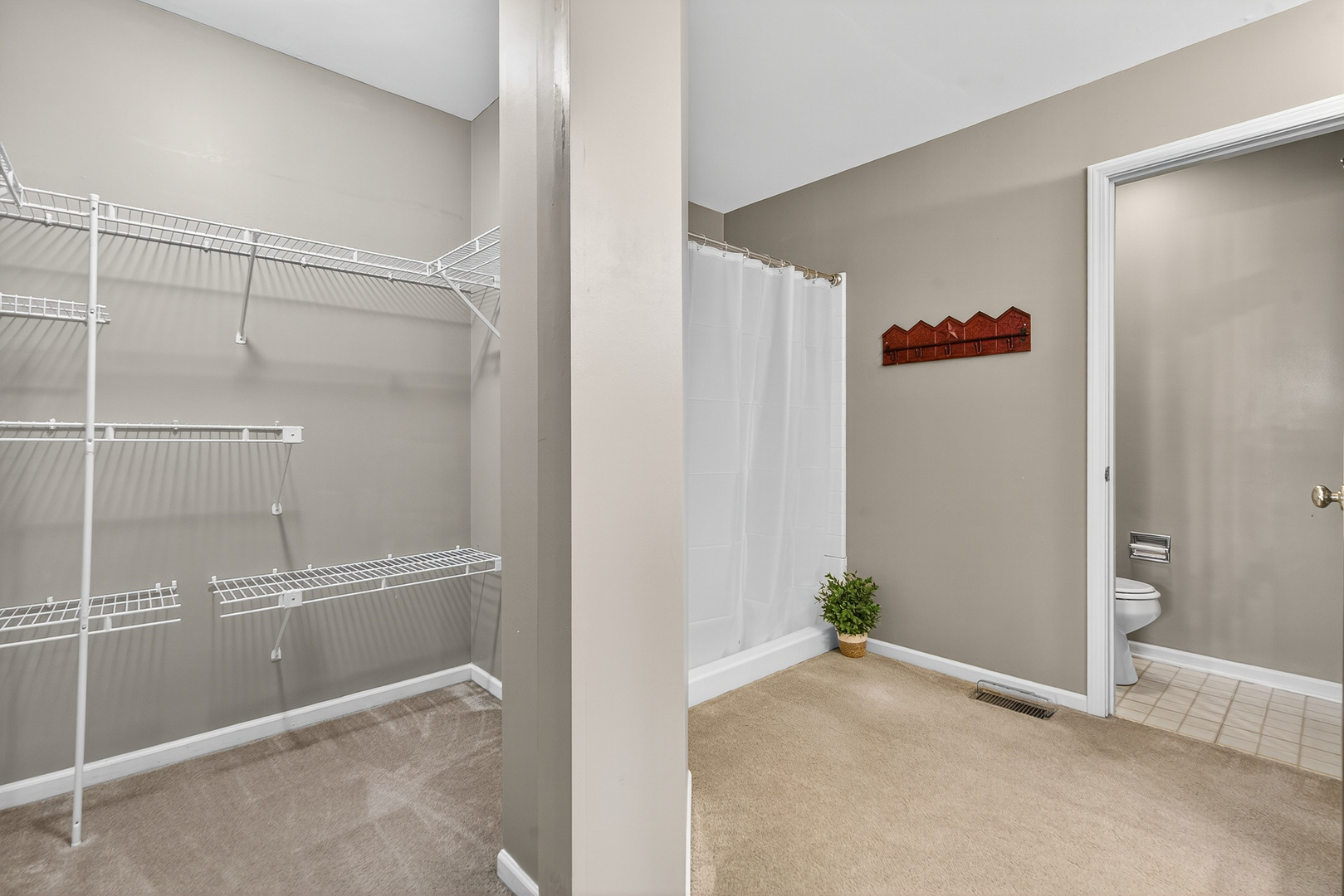 4 Farmington Court, Lake In The Hills, IL 60156