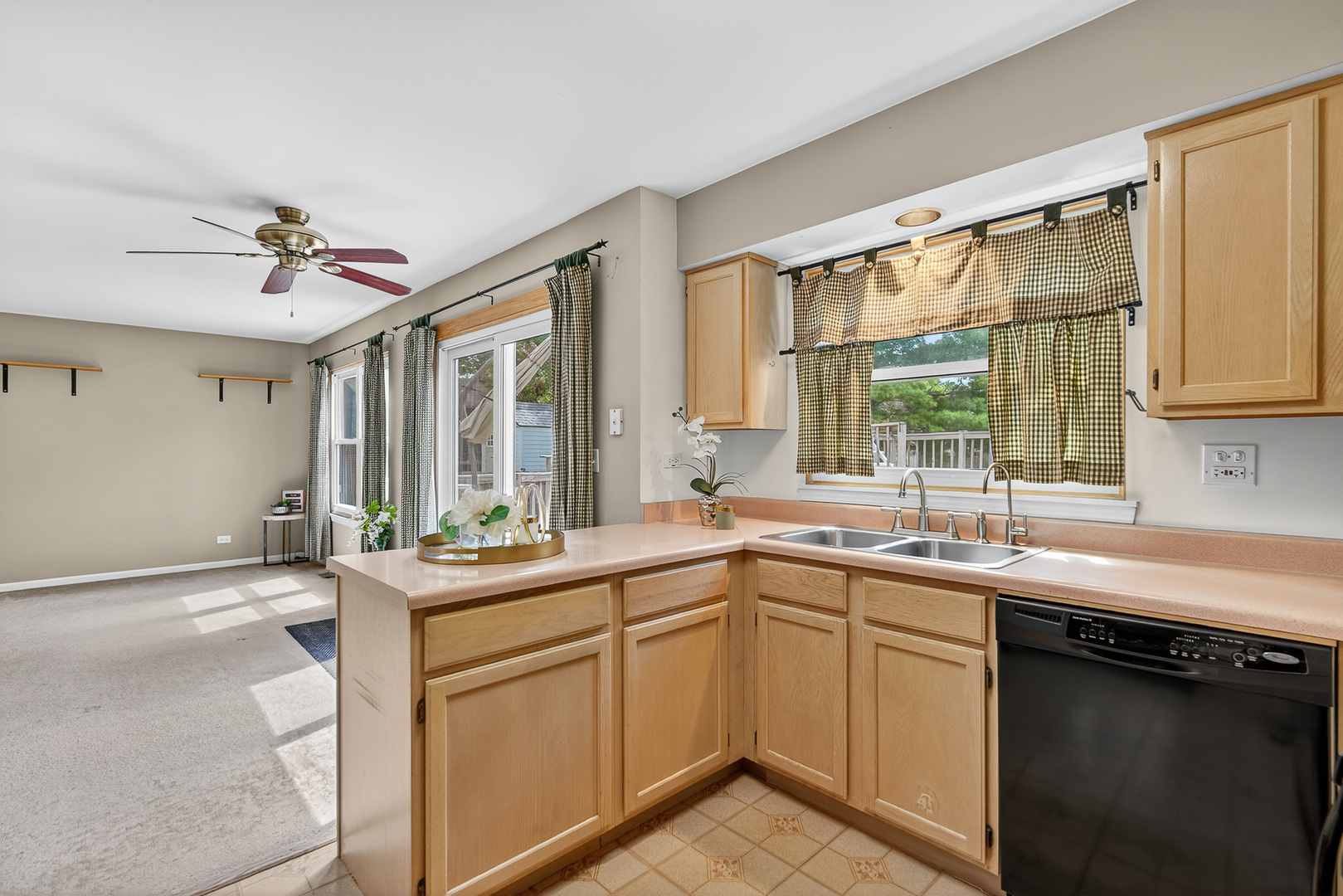 4 Farmington Court, Lake In The Hills, IL 60156
