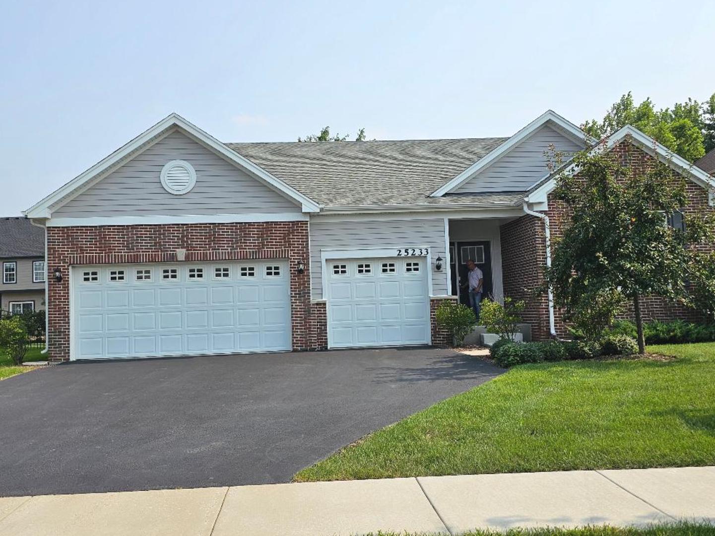 25233 W Zoumar Drive, Plainfield, IL 60586