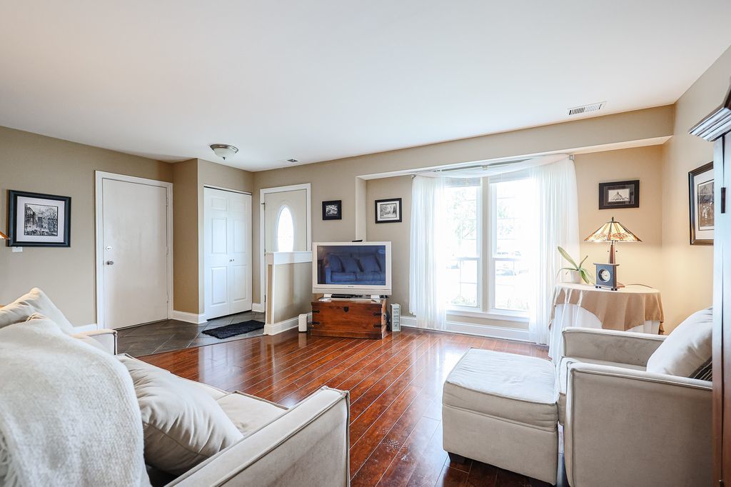 569 Westminster Circle, Roselle, IL 60172