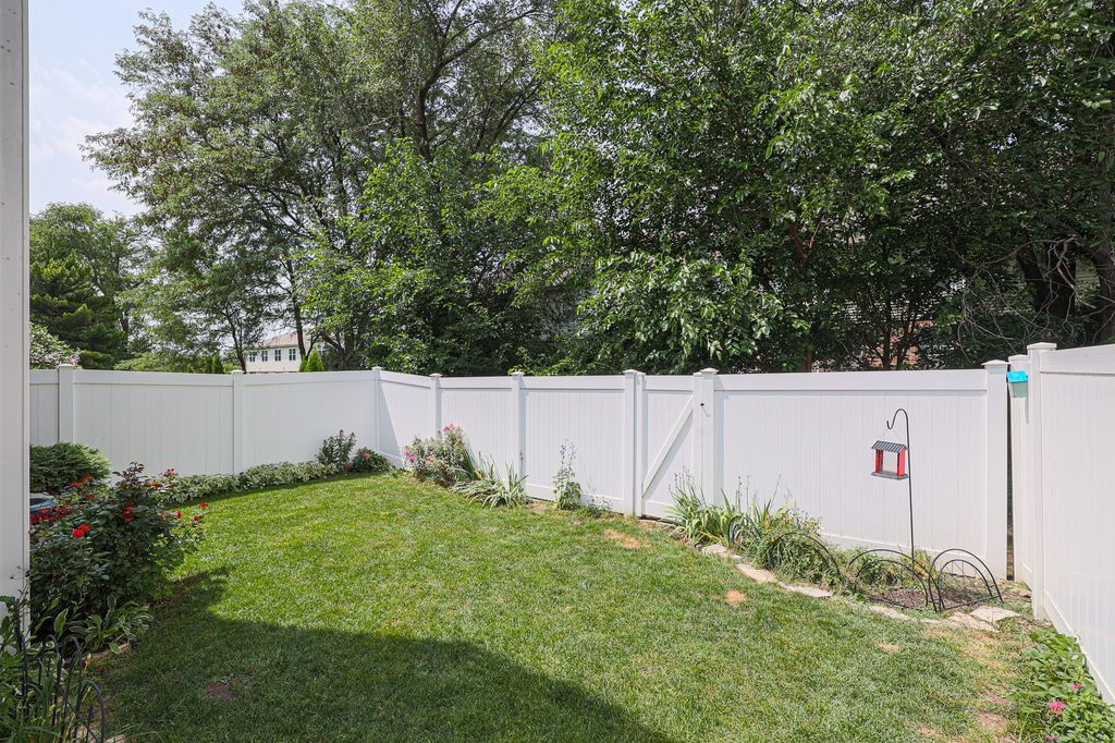 569 Westminster Circle, Roselle, IL 60172