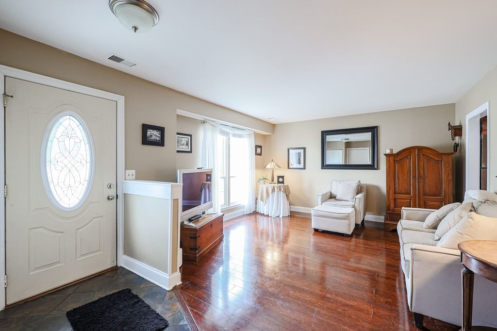569 Westminster Circle, Roselle, IL 60172