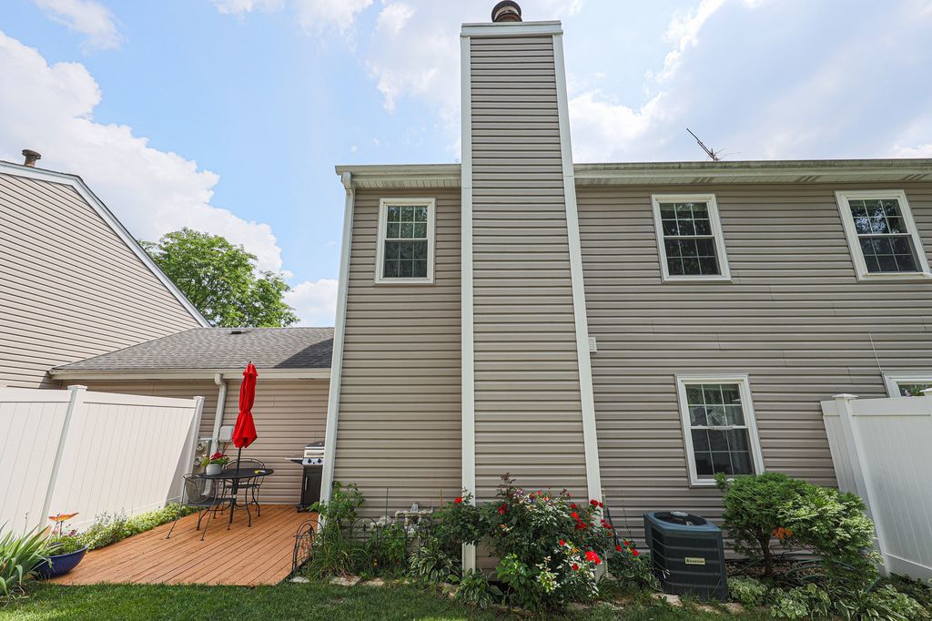 569 Westminster Circle, Roselle, IL 60172