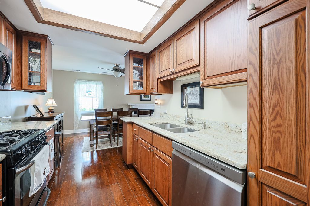 569 Westminster Circle, Roselle, IL 60172