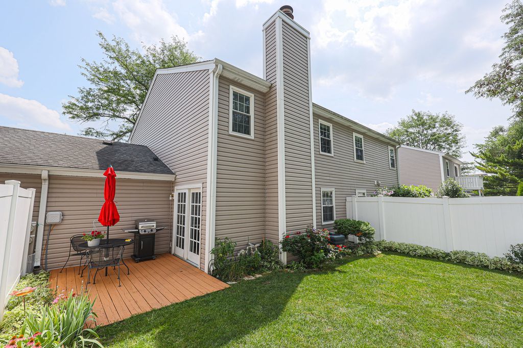 569 Westminster Circle, Roselle, IL 60172