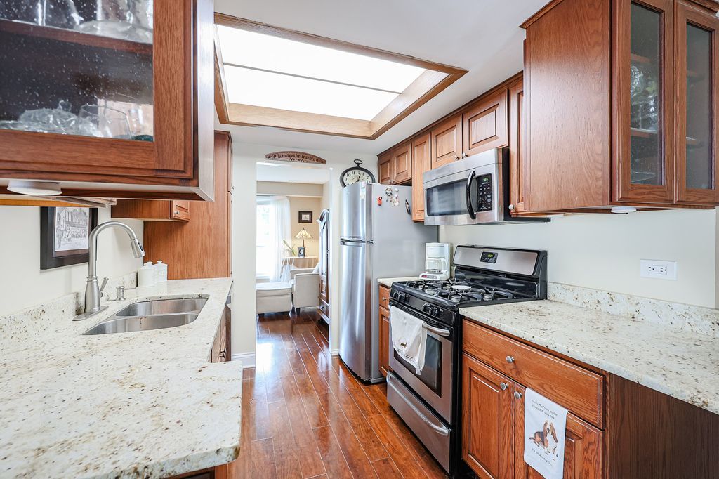 569 Westminster Circle, Roselle, IL 60172