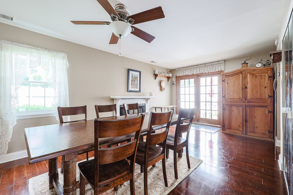 569 Westminster Circle, Roselle, IL 60172