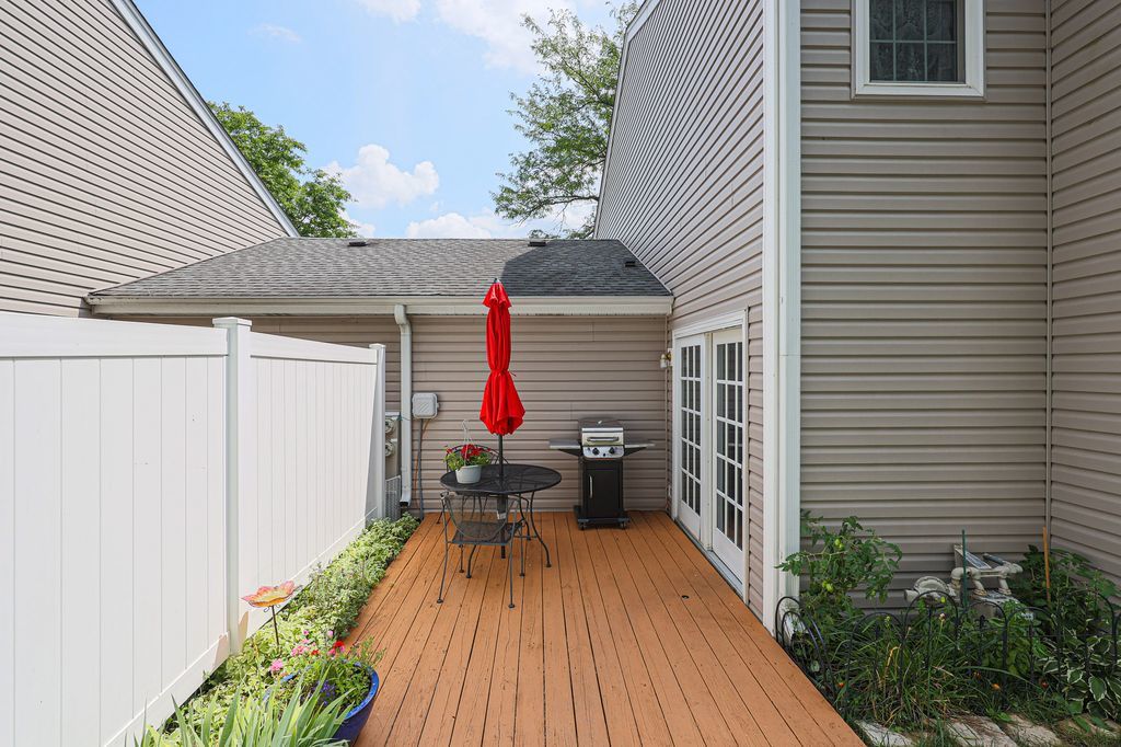 569 Westminster Circle, Roselle, IL 60172