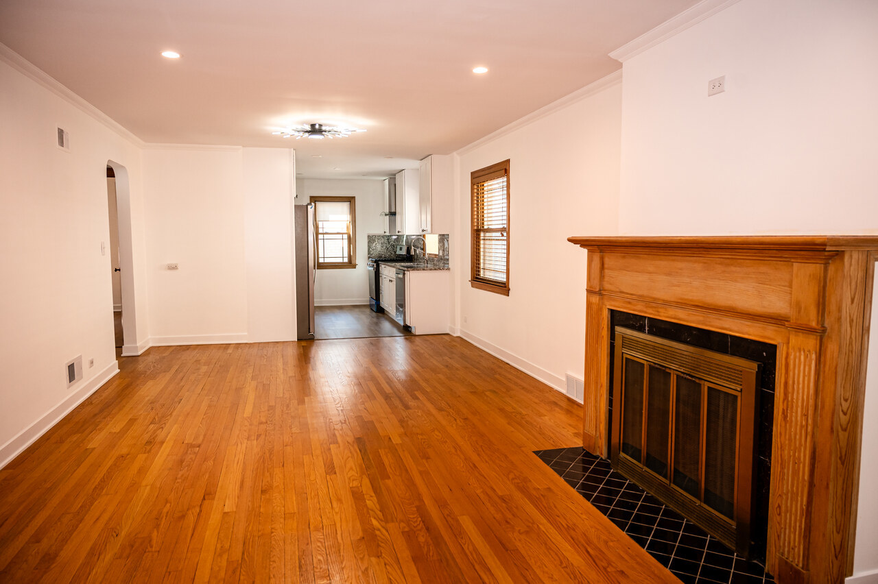 7027 N Mankato Avenue, Chicago, IL 60646