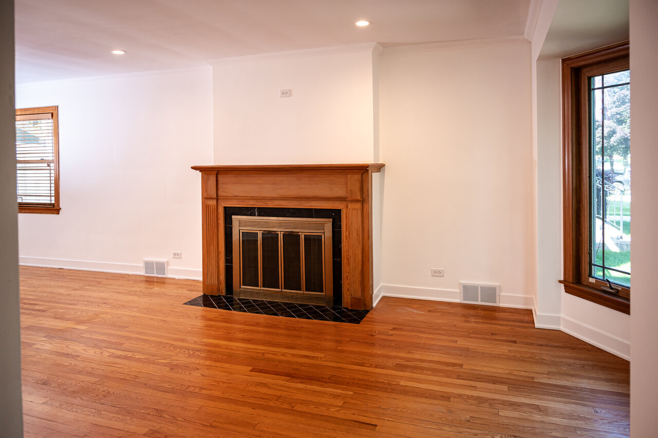 7027 N Mankato Avenue, Chicago, IL 60646