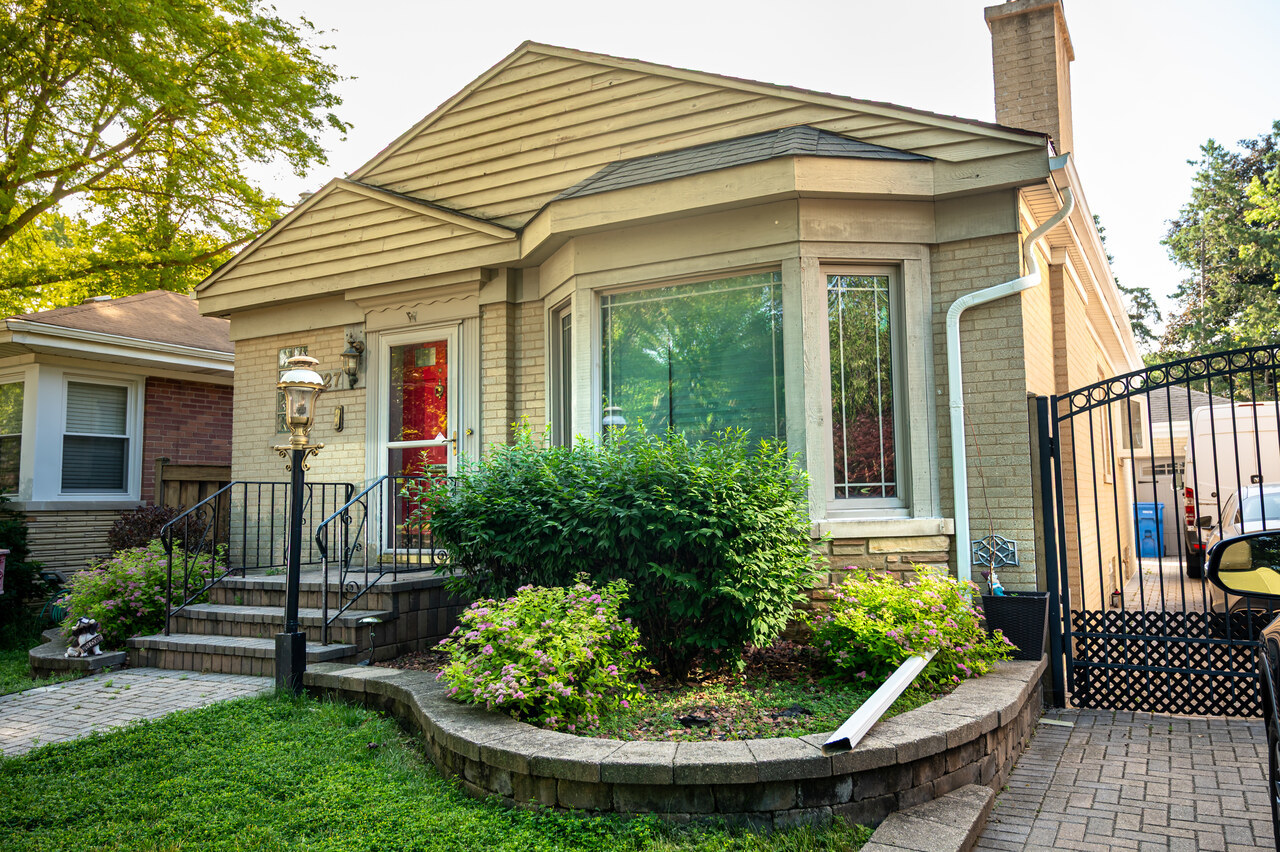 7027 N Mankato Avenue, Chicago, IL 60646