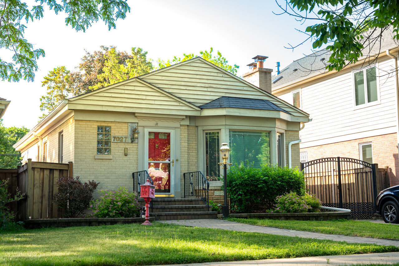 7027 N Mankato Avenue, Chicago, IL 60646