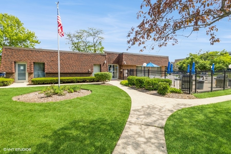 245 S Park Lane #424, Palatine, IL 60074