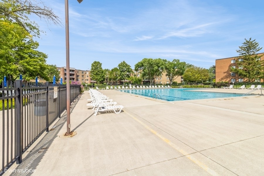 245 S Park Lane #424, Palatine, IL 60074