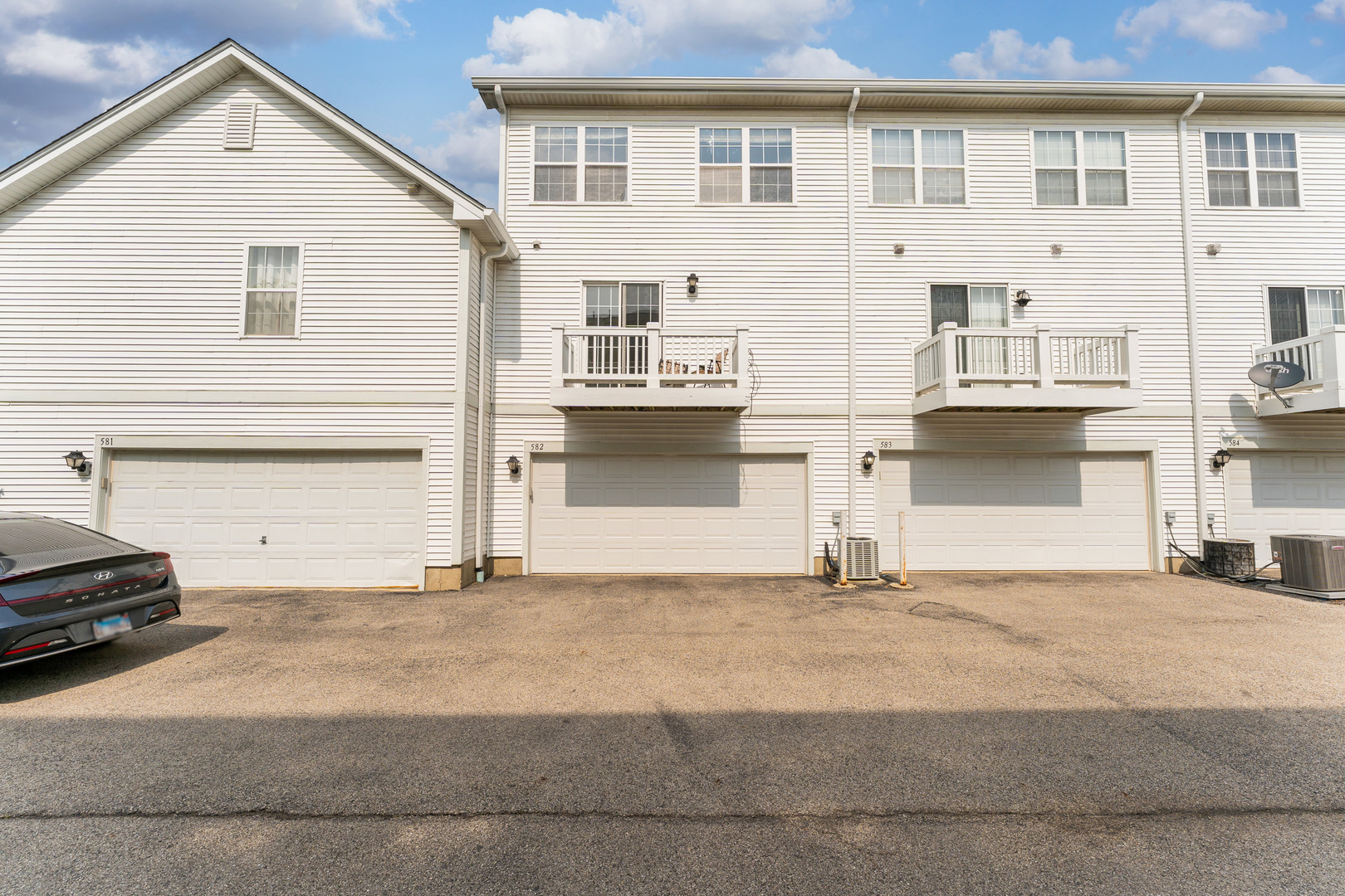 582 Holiday Lane, Round Lake, IL 60073